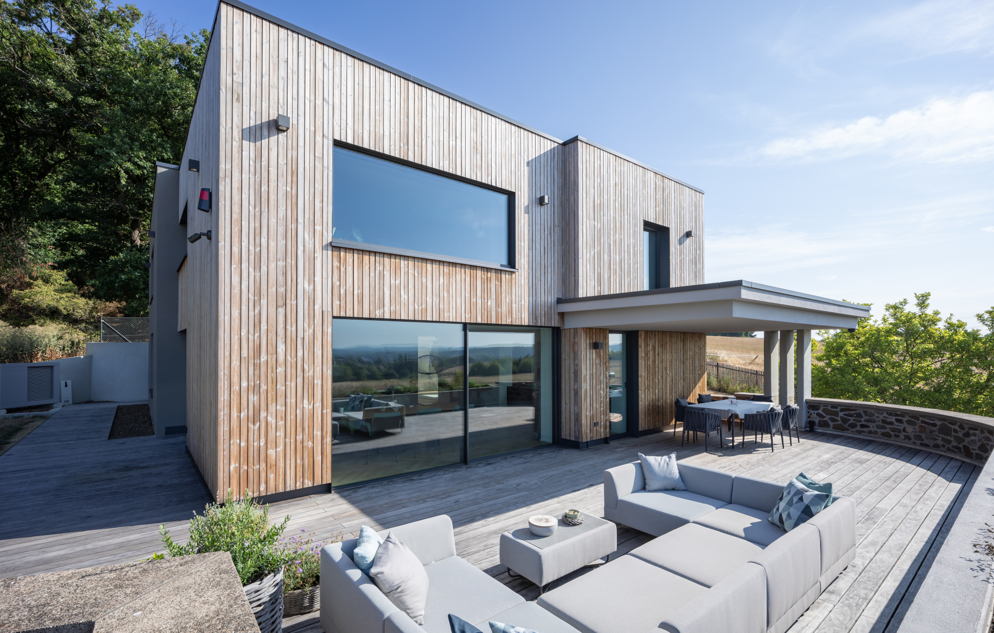 Fassade aus Holz auf Haus mit Terrasse