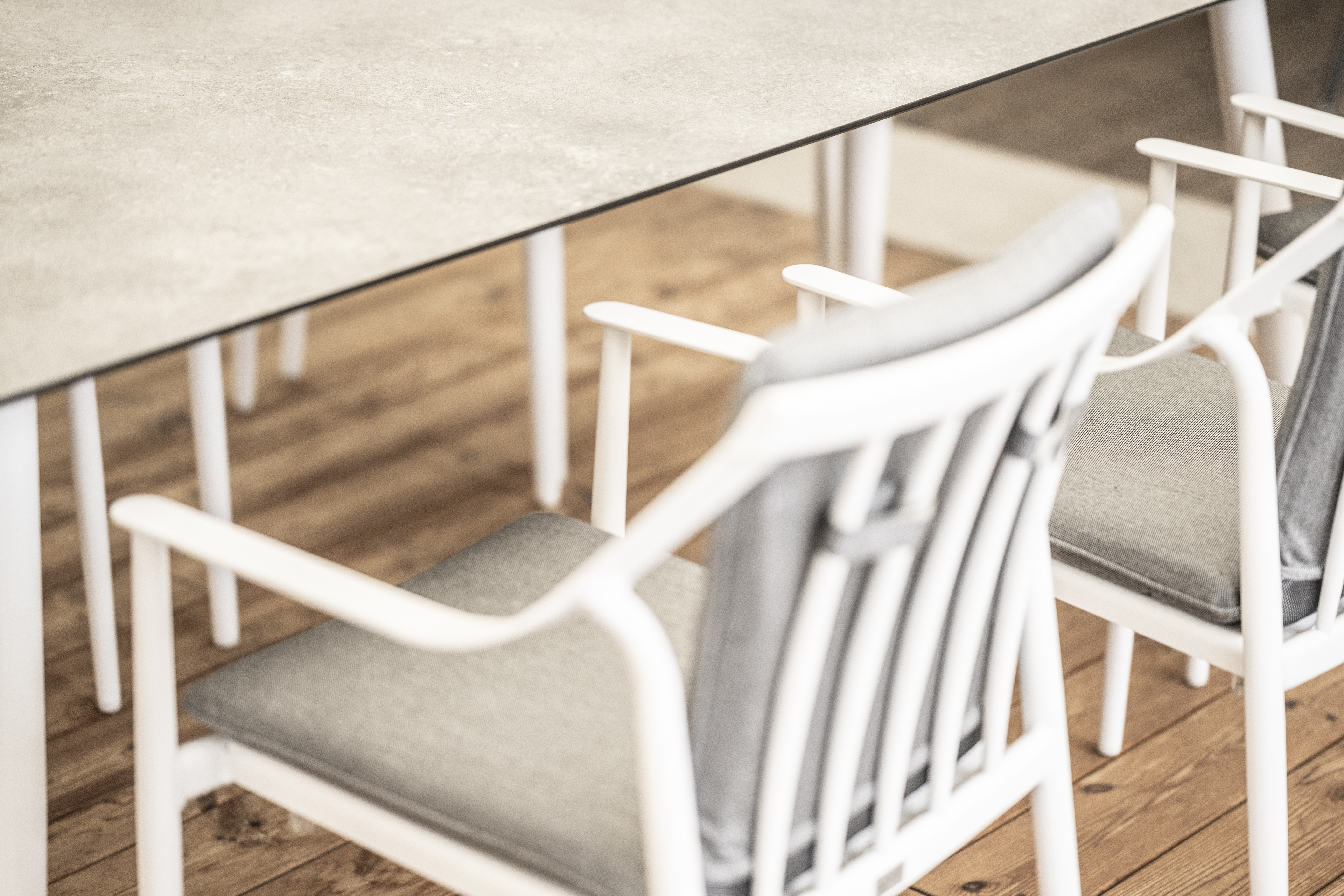 Weißer Gartenmöbelstuhl aus Edelstahl und grauem Polster