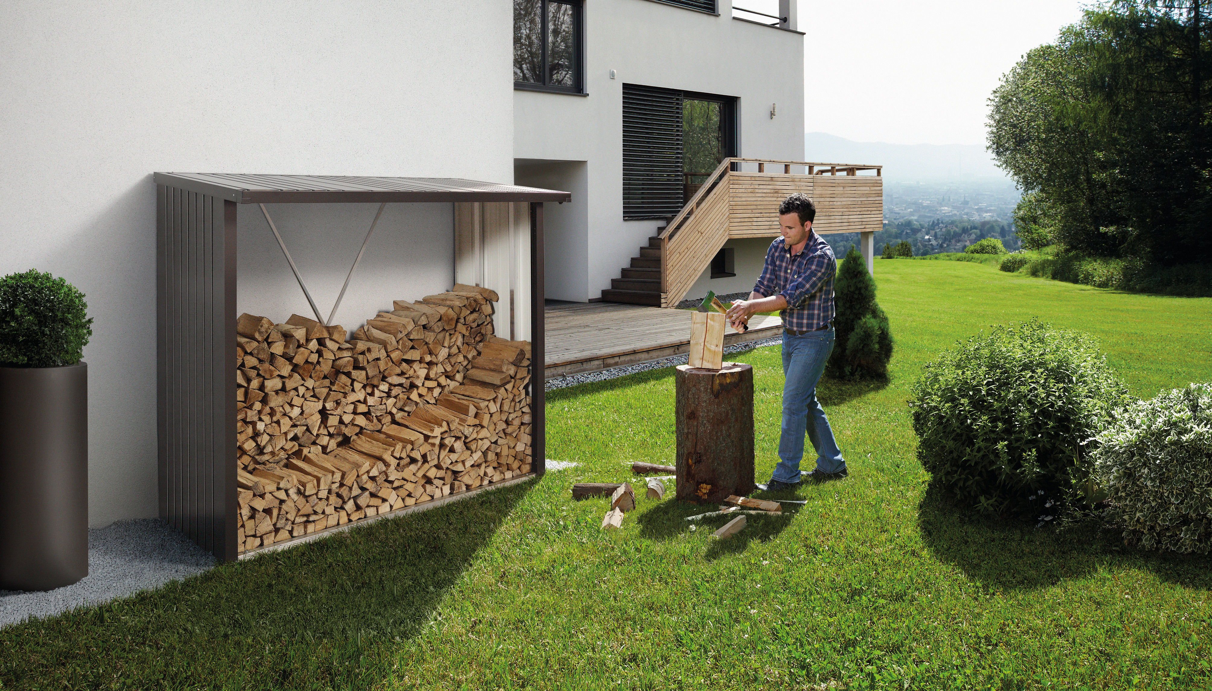 Brennholzregal aus Metall von Biohort gefüllt mit Brennholz vor einer Hauswand