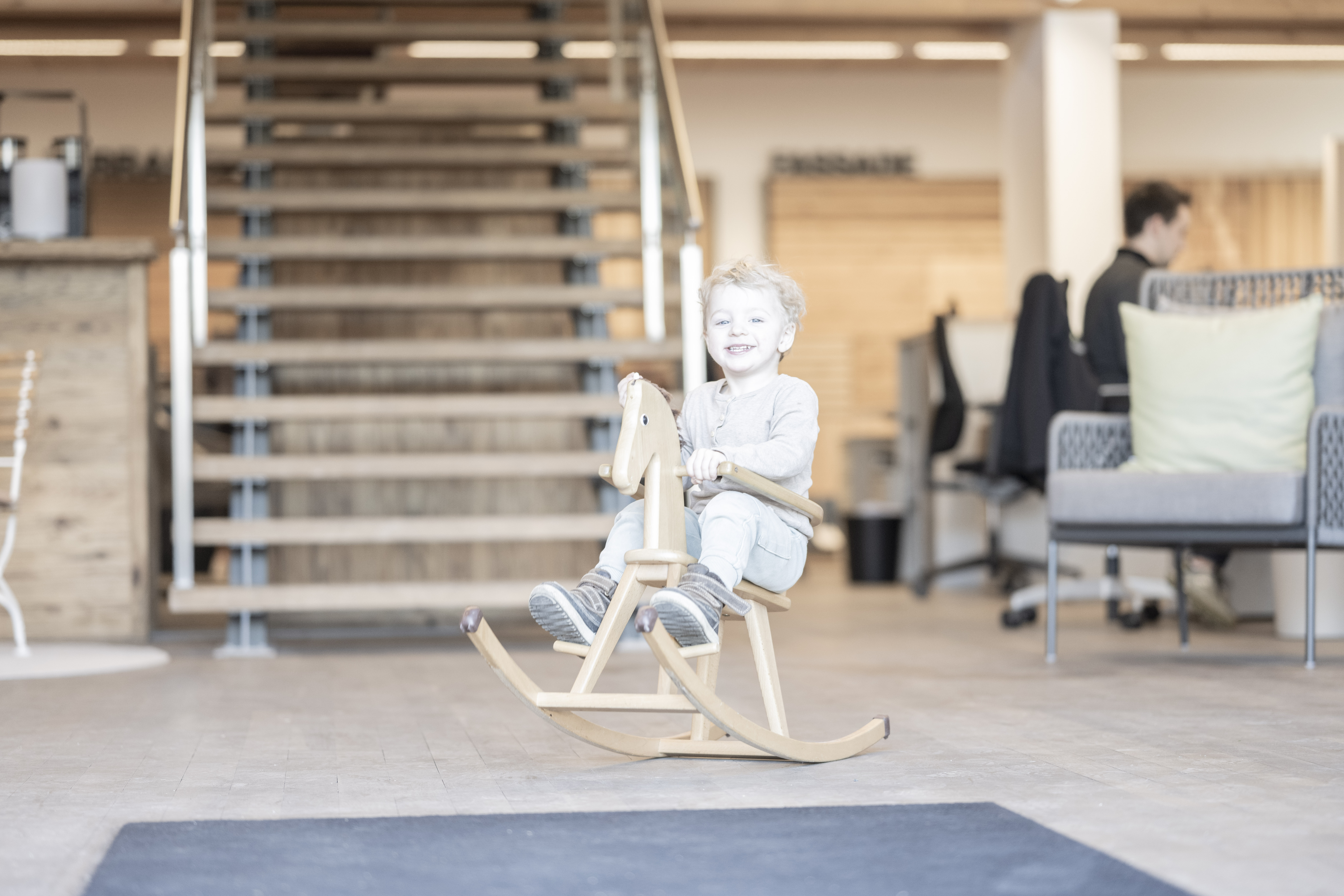 Kind spielt auf Holzpferd