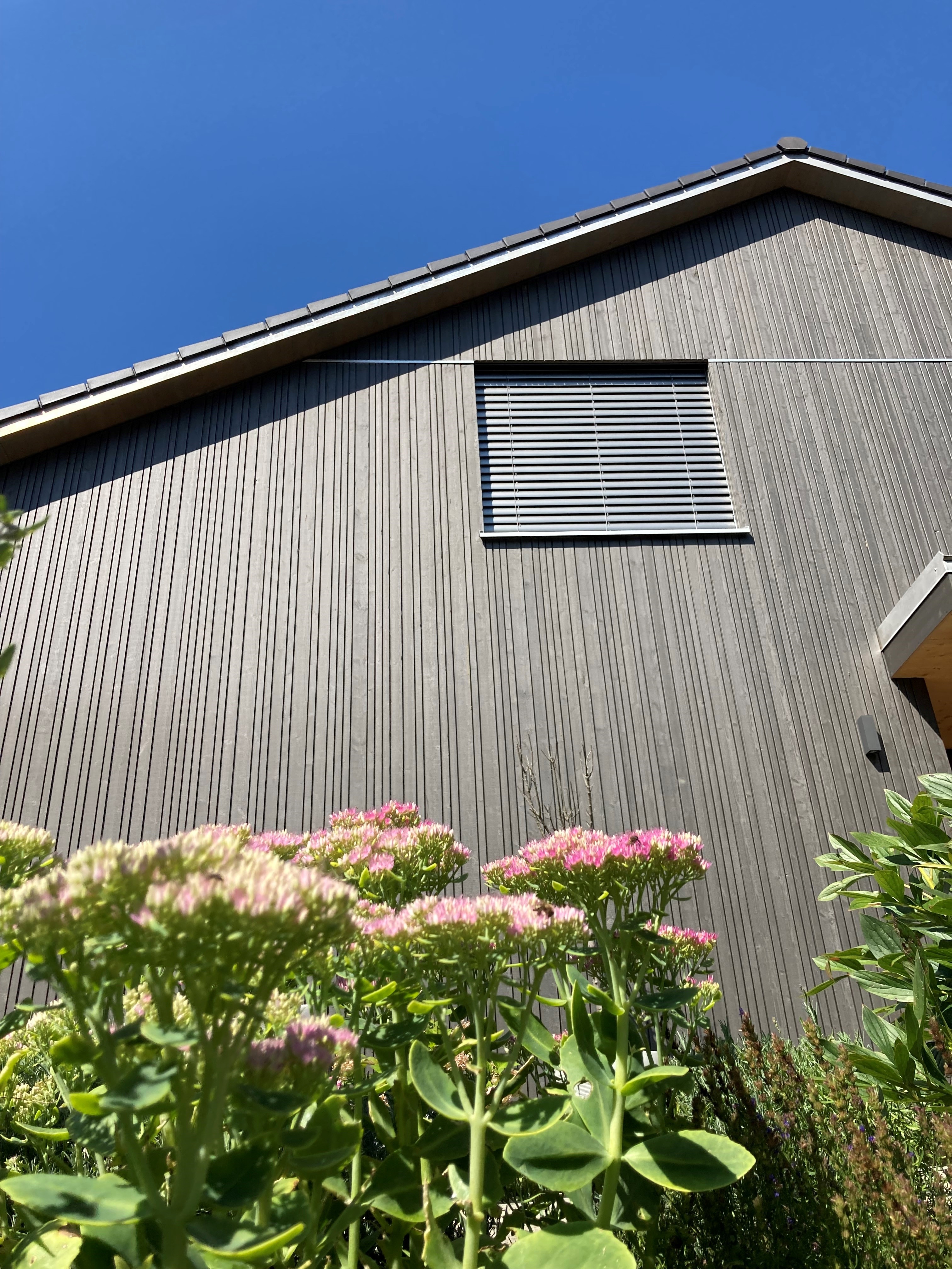 Holzfassade dunkelgrau metallic verschiedene Breiten Peter Schlecht Seefeld